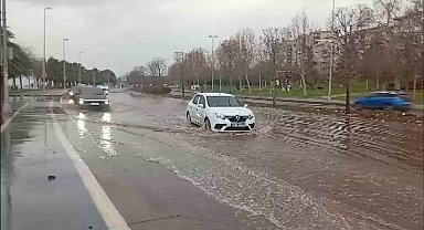 Tuzla'da kuvvetli fırtına nedeniyle deniz taştı, yollar göle döndü