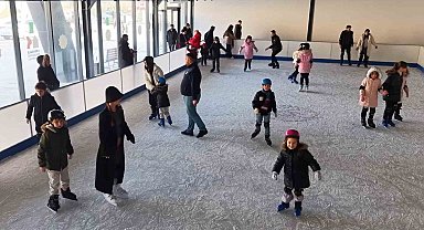 Ücretsiz buz pisti çocukların yüzünü güldürdü