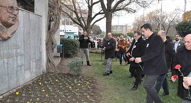 Uğur Mumcu, Salihli'de karanfillerle anıldı