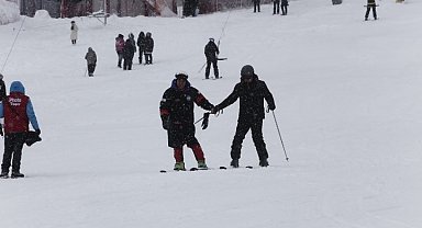 Uludağ'da kar kalınlığı 76 santimetreye ulaştı, pistler doldu taştı
