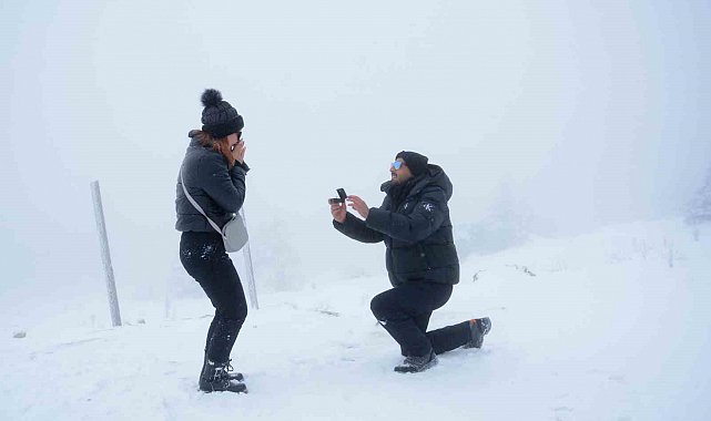 Uludağ'da yılın son ve ilk romantik sürprizleri: Karlar altında iki "Evet"