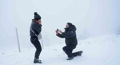 Uludağ'da yılın son ve ilk romantik sürprizleri: Karlar altında iki "Evet"