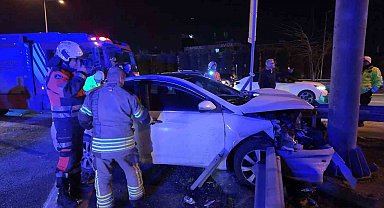 Ümraniye'de alkollü sürücünün kullandığı otomobil bariyerlere saplandı: 2 yaralı