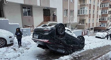 Ümraniye'de kontrolden çıkan otomobil takla attı: 3 yaralı