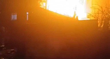 Ümraniye'de korkutan çatı yangını