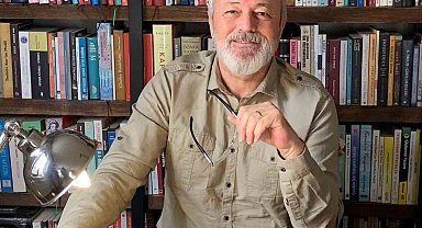 Ünal Ersözlü'nün 'Böğürtlen Öpücüğü' kitabı raflarda yerini aldı