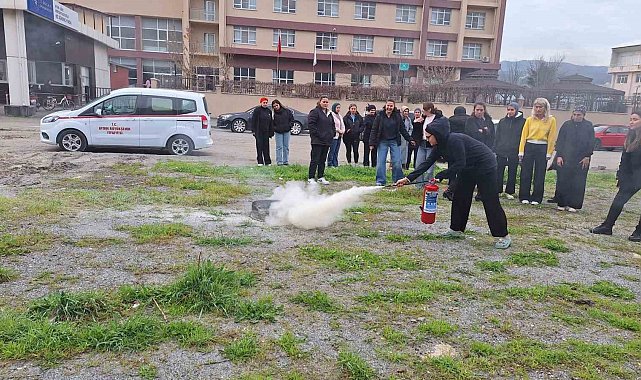 Üniversite öğrencilerine temel yangın eğitimi