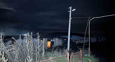 Uşak'ta boş tavuk çiftliğinde çıkan yangın korkuttu