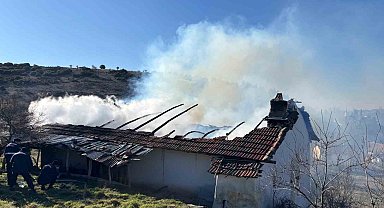 Uşak'ta ev yangını: 1 ölü, 1 yaralı