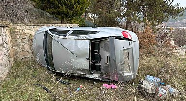 Uşak'ta kontrolden çıkan otomobil bahçeye devrildi: 1 yaralı
