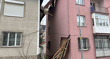 Uşak'ta kuvvetli fırtına hayatı olumsuz etkiledi