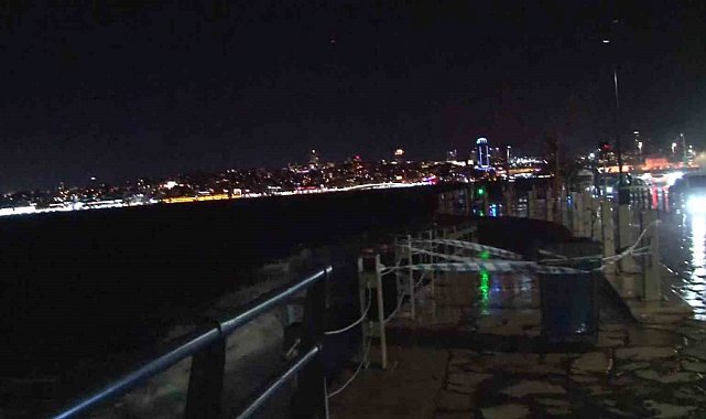 Üsküdar Sahili'nde dev dalgalar oluştu