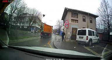 Üsküdar'da hafriyat kamyonunun açılan damper kapağı yayaya ve araçlara çarptı