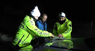 Uygulama noktasına gelmeden otomobilini park etti, sürücünün kendisi olmadığını iddia etti