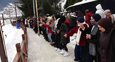 Uzungöl'ün çevresinde binlerce kişi horon halkası oluşturdu