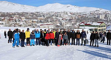 Vali Ahmet Karakaya, kayak il birinciliği müsabakalarında sporcularla buluştu