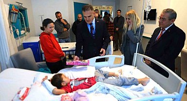 Vali Akbıyık yeni yılı hasta, yaşlı ve görev yapanları ziyaretler ile girdi