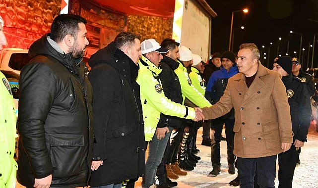 Vali Çiçek, yılbaşında görevli jandarma, polis ve sağlıkçıları ziyaret etti