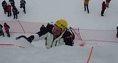 Vali Çiftçi, yapay buz duvarına tırmandı