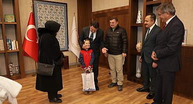 Vali Musa Işın, minik Havva ve ailesini valilik makamında ağırladı