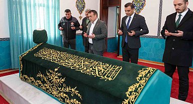 Vali Sözer, Dursun Fakıh Türbesi'nde incelemelerde bulundu