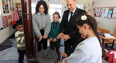 Vali Usta'dan fedakar öğretmene ve 4 öğrencisine ziyaret