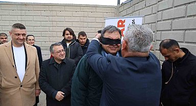 Vali yardımcısı gözleri bağlı araç kullandı