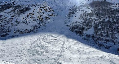 Van-Çatak yolu çığ düşmeleri nedeniyle 4 gündür ulaşıma kapalı