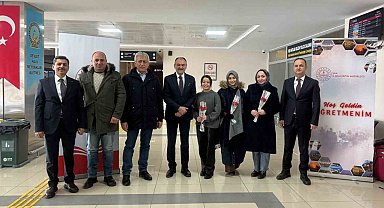 Van'a yeni atanan öğretmenler güllerle karşılandı