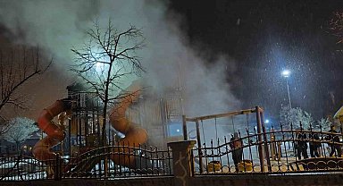 Van'da çocuk parkını yaktılar