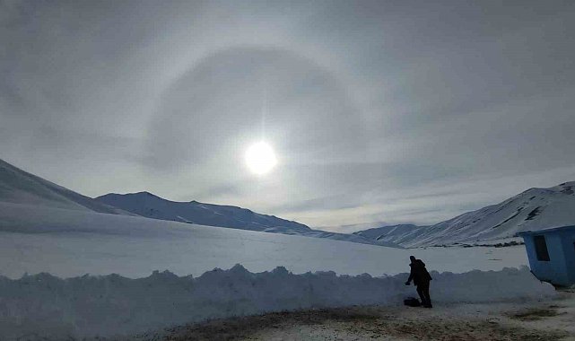 Van'da güneşin etrafını saran hale görsel şölen oluşturdu