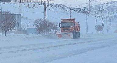 Van'da kar esareti: 594 yerleşim yolu kapandı, eğitime kar engeli