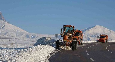 Van'da kar mesaisi: Yol kenarlarında biriken kar kütleleri temizleniyor