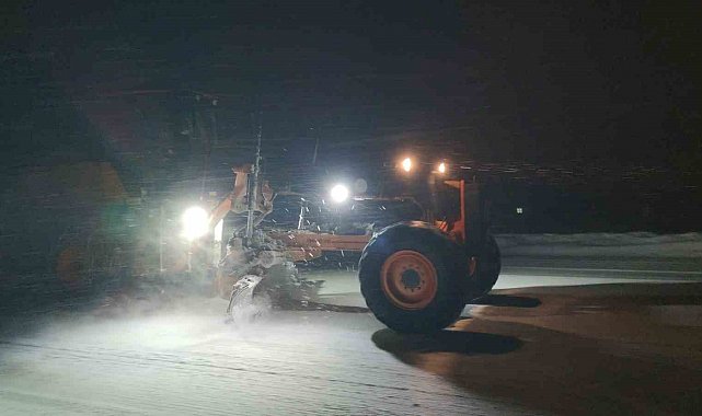 Van'da Kurubaş Geçidi'nde kar ve tipi ulaşımı olumsuz etkiliyor