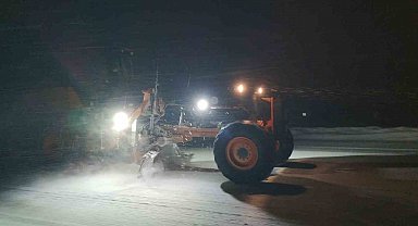 Van'da Kurubaş Geçidi'nde kar ve tipi ulaşımı olumsuz etkiliyor