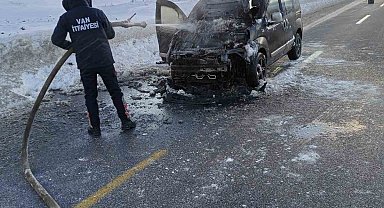 Van'da seyir halindeki kamyonet yandı