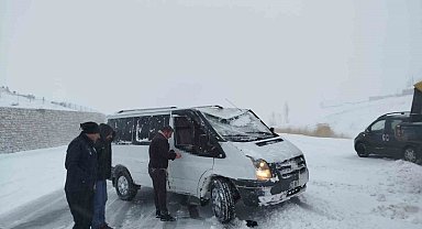 Van'da yoldan çıkan minibus kara saplandı