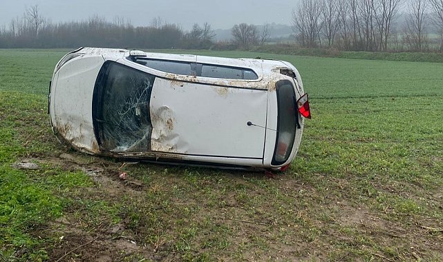 Yağışlı havada sürücüsünün kontrolünden çıkan otomobil tarlaya uçtu