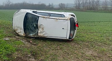 Yağışlı havada sürücüsünün kontrolünden çıkan otomobil tarlaya uçtu