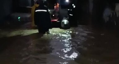 Yağmur sonrası su basan evlerde mahsur kalanlar kurtarıldı