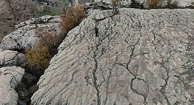Yaklaşık 20 bin yılın sonunda kimyasal yönden aşınan taşın üzerinde su kollarının minyatürü ortaya çıktı