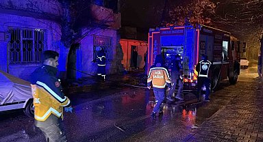 Yalnız yaşayan adamın yaktığı soba, metruk evi alev topuna çevirdi