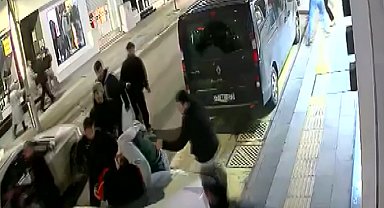 Yalova'da 9 kişilik grubun esnafa saldırdığı anlar kamerada