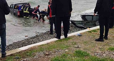 Yalova'da kontrolden çıkan pikap denize uçtu: 1 yaralı