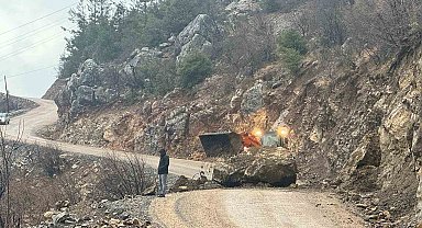 Yamaçtan kopan kaya yola düştü