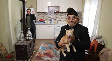 Yanan evinin önünde kedisine sarıldığı fotoğrafla tanınan Ali Meşe vefat etti