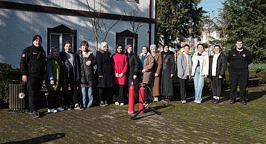 Yangına kadınlar yangın tüpüyle müdahale etti