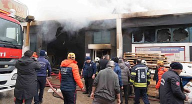 Yangında içerde kalan 2 kişi ekiplerin yardımıyla kurtarıldı