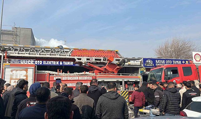 Yangını cep telefonuyla görüntülemek için birbirleriyle yarıştılar