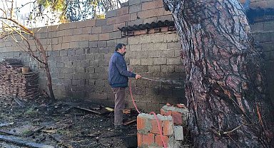 Yangının eve sıçramaması için alevlere hortumlarla müdahale ettiler